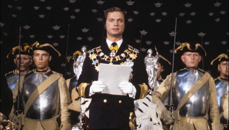 Carlos Gustavo de Suecia en su coronación como Rey en 1973