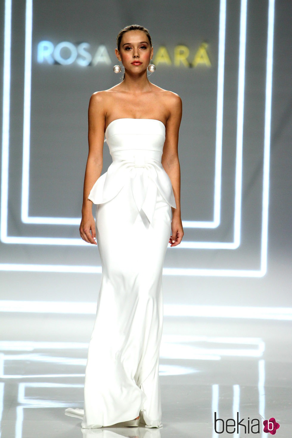 Alexis Ren desfilando para Rosa Clará en Barcelona Bridal Fashion Week 2016