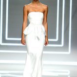 Alexis Ren desfilando para Rosa Clará en Barcelona Bridal Fashion Week 2016