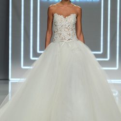 Joana Sanz desfilando para Rosa Clará en Barcelona Bridal Fashion Week 2016