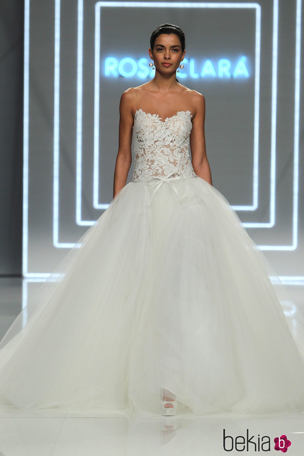 Joana Sanz desfilando para Rosa Clará en Barcelona Bridal Fashion Week 2016