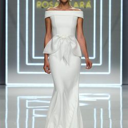 Rocío Crusset desfilando para Rosa Clará en Barcelona Bridal Fashion Week 2016