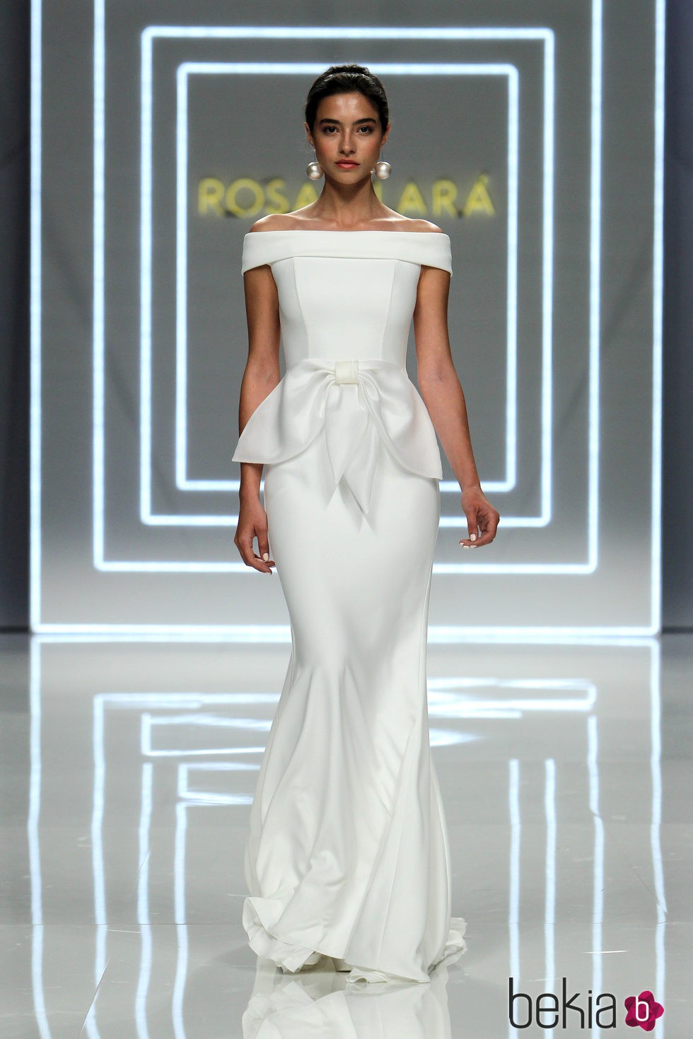 Rocío Crusset desfilando para Rosa Clará en Barcelona Bridal Fashion Week 2016