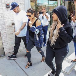 Blac Chyna, Kim y Rob Kardashian saliendo de un restaurante en Beverly Hills