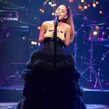 Ariana Grande cantando en la fiesta organizada por la revista Time en Nueva York