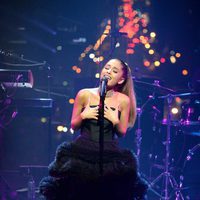 Ariana Grande cantando en la fiesta organizada por la revista Time en Nueva York