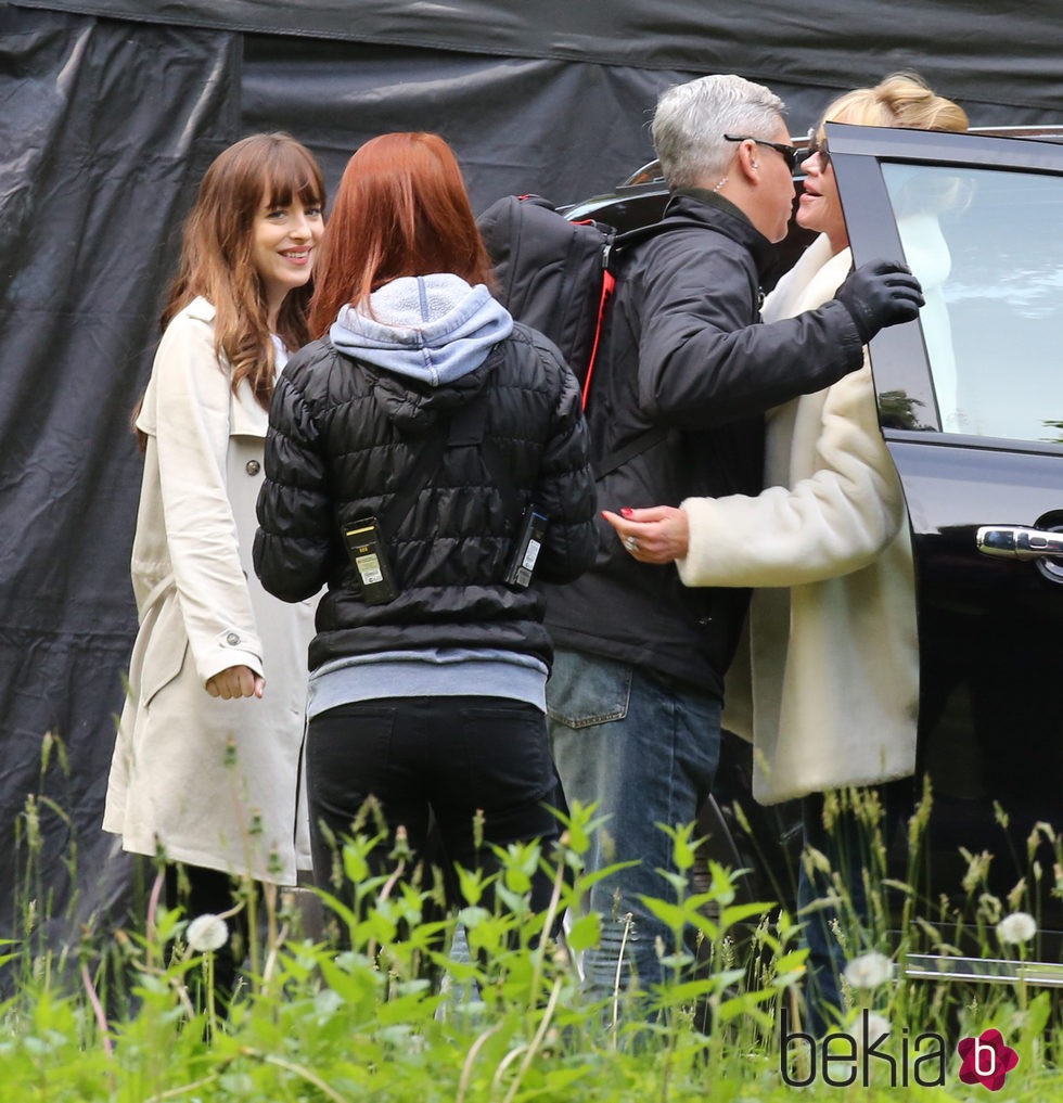 Dakota Johnson y Melanie Griffith en el set de rodaje de 'Cincuenta sombras más oscuras'