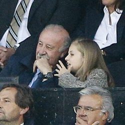 La Princesa Leonor hablando con Vicente del Bosque en la semifinal de la Champions 2016