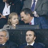 La Princesa Leonor hablando con el Rey Felipe en la semifinal de la Champions 2016