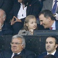 La Princesa Leonor hablando con el Rey Felipe en la semifinal de la Champions 2016