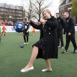 La Princesa Amalia de Holanda jugando en el Día del Rey 2016