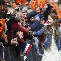 La Princesa Alexia de Holanda saluda a los ciudadanos en el Día del Rey 2016