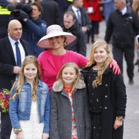 La Reina Máxima de Holanda posa junto a sus tres hijas en el Día del Rey 2016