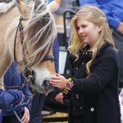 La Princesa Amalia de Holanda acaricia a un caballo en el Día del Rey 2016