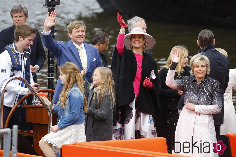 La Familia Real de Holanda saluda desde un barco en el Día del Rey 2016