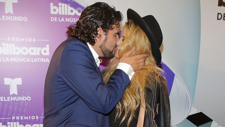 Paulina Rubio y Gerardo Bazúa besándose en los Billboard Latin Awards 2016