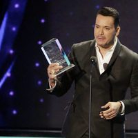 Víctor Manuel con su Premio Billboard Latin 2016