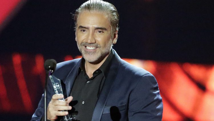 Alejandro Fernández con su Premio Billboard Latin 2016