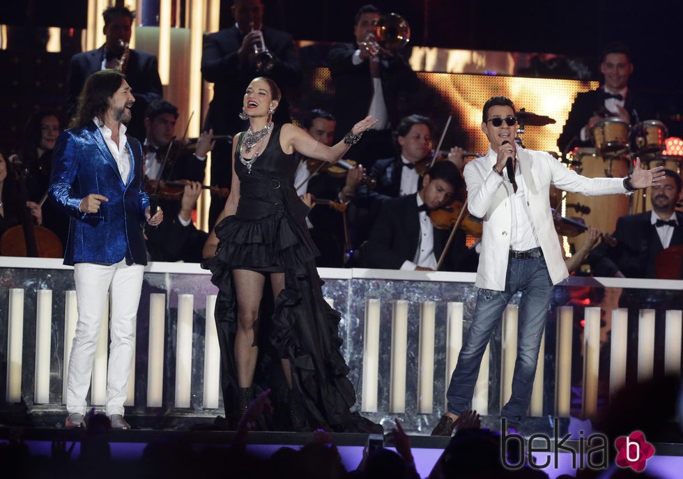 Natalia Jiménez y Mac Anthony cantando en su actuación en los Billboard Latin Awards 2016