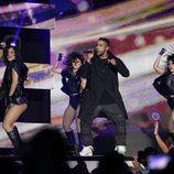 Don Omar cantando en su actuación en los Billboard Latin Awards 2016