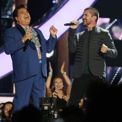 Juanes y Juan Gabriel cantando en su actuación en los Billboard Latin Awards 2016