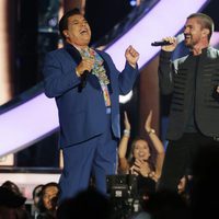 Juanes y Juan Gabriel cantando en su actuación en los Billboard Latin Awards 2016