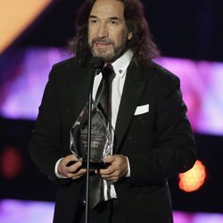 Marco Antonio con su Premio Billboard Latin 2016