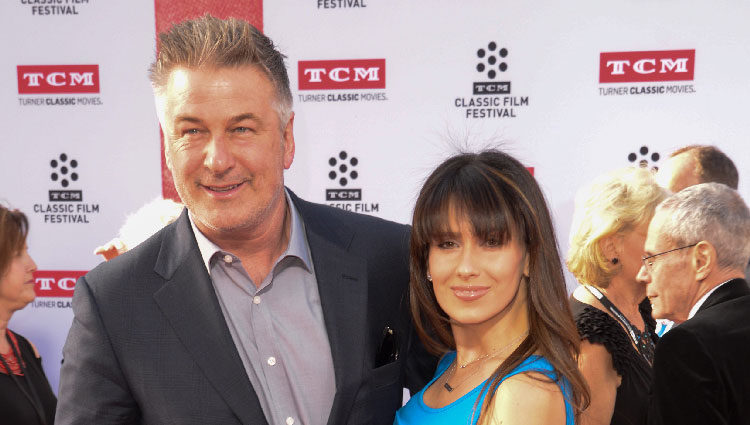 Alec Baldwin e Hilaria Thomas luciendo embarazo en el TCM Classic Film Festival 2016