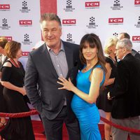 Alec Baldwin e Hilaria Thomas luciendo embarazo en el TCM Classic Film Festival 2016