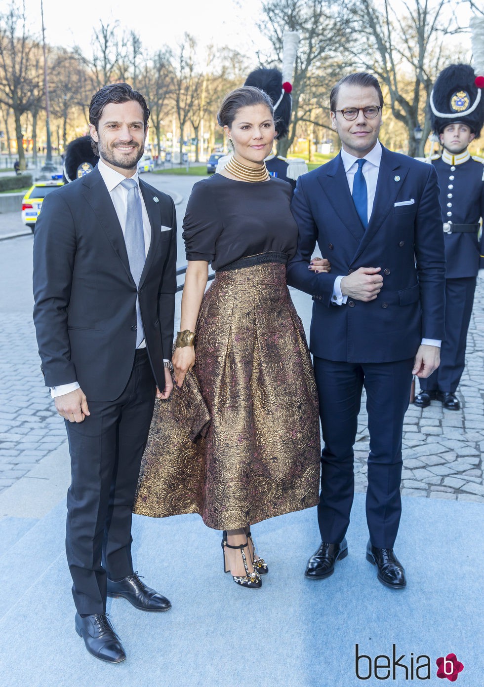 Príncipe Carlos Felipe de Suecia, Princesa Victoria y Príncipe Daniel en el 70 cumpleaños del Rey Gustavo de Suecia. 