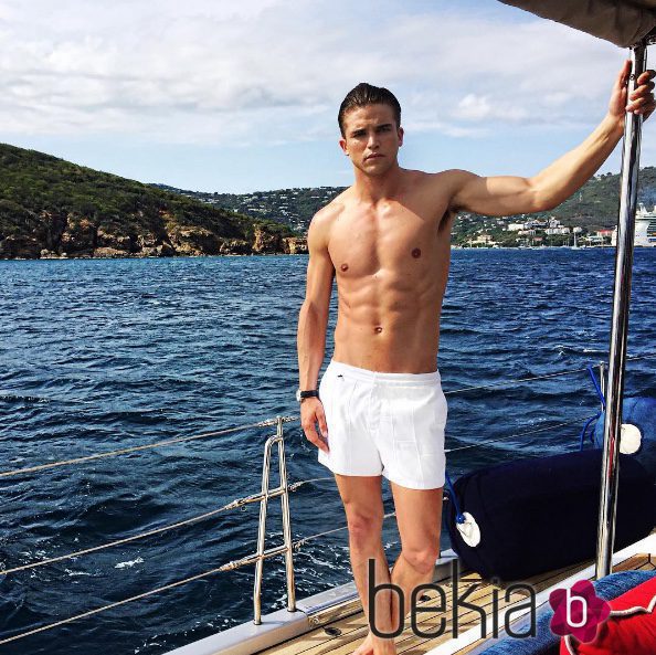 River Viiperi presume de abdominales