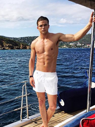 River Viiperi presume de abdominales