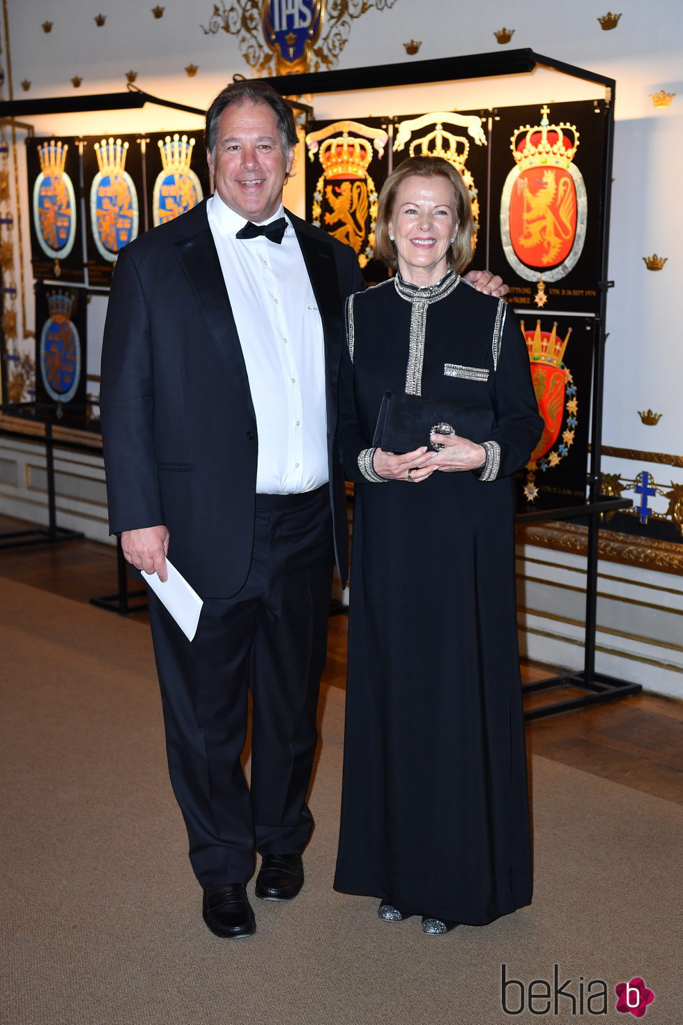 Henry Smith and Anni-Frid Lyngstad en la cena de gala en el 70 cumpleaños del Rey Gustavo de Suecia