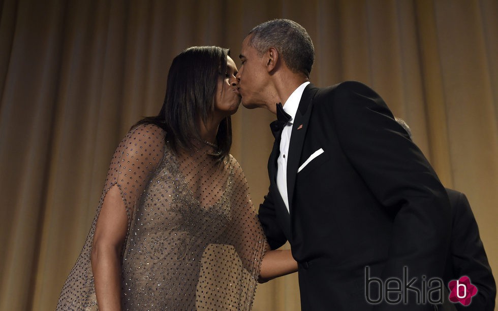 Barack Obama besando a Michelle Obama en la Fiesta de Corresponsales 2016 en la Casa Blanca