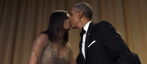 Barack Obama besando a Michelle Obama en la Fiesta de Corresponsales 2016 en la Casa Blanca