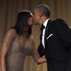 Barack Obama besando a Michelle Obama en la Fiesta de Corresponsales 2016 en la Casa Blanca