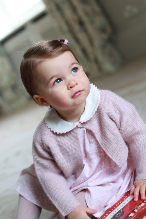 La princesa Carlota de Cambridge jugando en el palacio real 