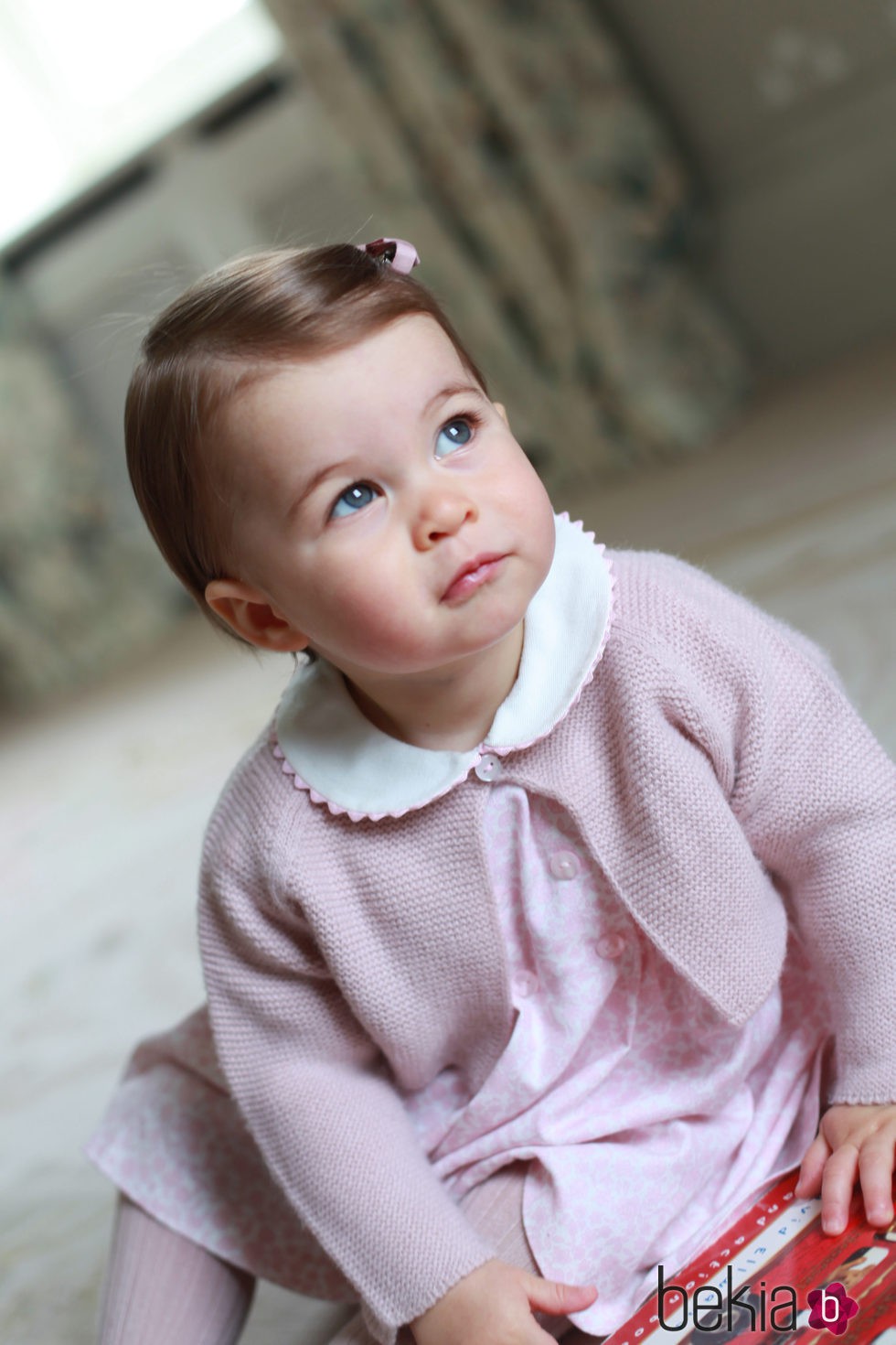 La princesa Carlota de Cambridge jugando en el palacio real 