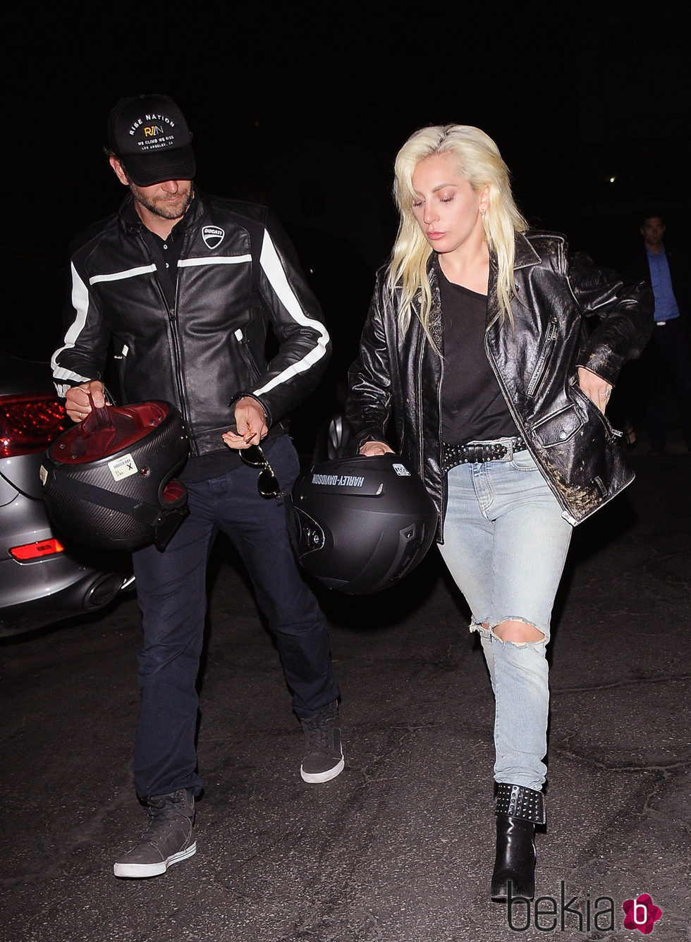 Bradley Cooper y Lady Gaga pasean juntos por Los Angeles