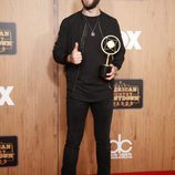 Thomas Rhett posando con su Premio American Country Countdown 2016