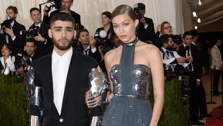 Zayn Malik y Gigi Hadid en la alfombra roja de la Gala del MET 2016