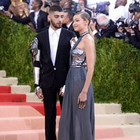 Zayn Malik mirando a Gigi Hadid en la Gala del MET 2016