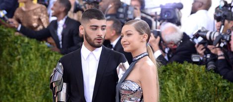 Zayn Malik mirando a Gigi Hadid en la Gala del MET 2016