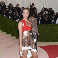 Alicia Vikander en la Gala Met 2016