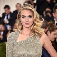 Kate Upton con su anillo de compromiso  en la Gala Met 2016