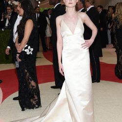 Elle Fanning en la Gala Met 2016