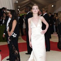 Elle Fanning en la Gala Met 2016