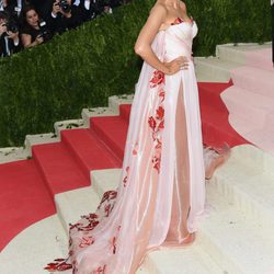 Blake Lively en la Gala del MET 2016 tras anunciar su segundo embarazo