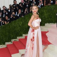 Blake Lively en la Gala del MET 2016 tras anunciar su segundo embarazo