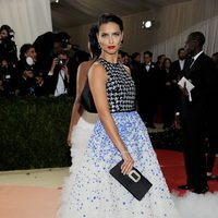 Adriana Lima en la Gala Met 2016